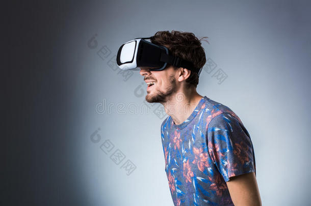 面看法关于一年幼的家伙使用一VirtualReality虚拟现实he一dset.情感