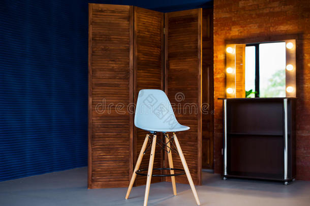 新的蓝色现代的椅子起立采用阁<strong>楼房</strong>间和蓝色墙.