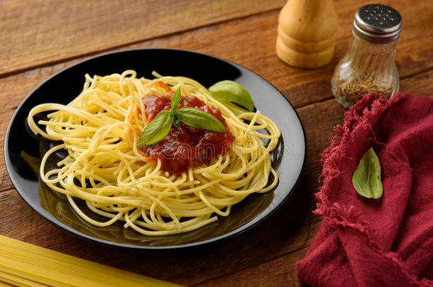 意大利面条和番茄调味汁和他们的组成部分阿罗得,调整