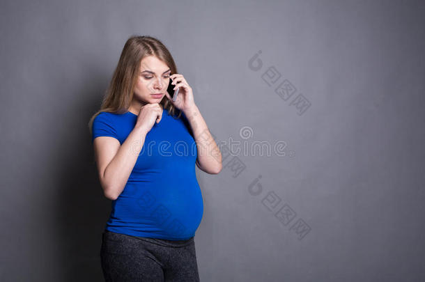 困恼的怀孕的女人讲话向ph向e复制品空间