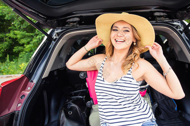 夏假期汽车路旅游自由观念.幸福的女人欢呼