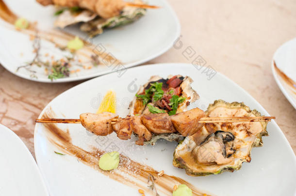 盘和希什河烤腌羊肉<strong>串</strong>从海扇贝和烘烤制作的牡蛎