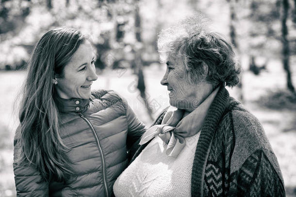 幸福的上了年纪的女人和她女儿
