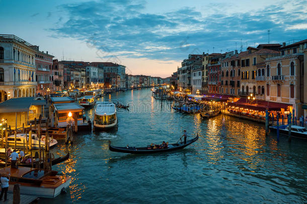 <strong>宏大</strong>的运河在夜采用威尼斯
