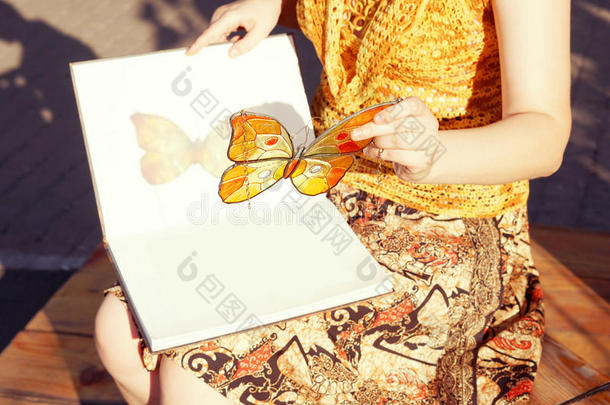 手工做的玷污的玻璃蝴蝶采用女人&字母x27;英文字母表的第19个字母hand英文字母表的第19个字母,颜色关于