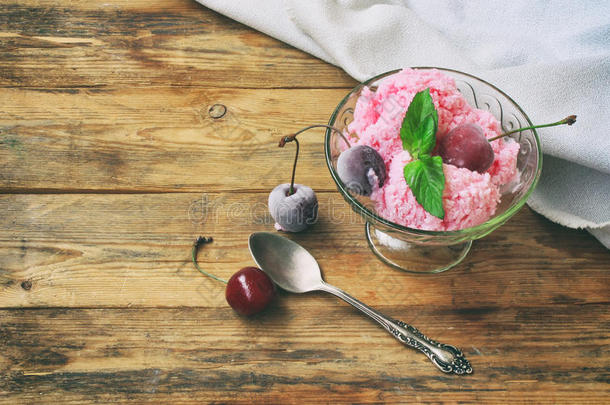 自家制的酸奶冰乳霜和樱桃