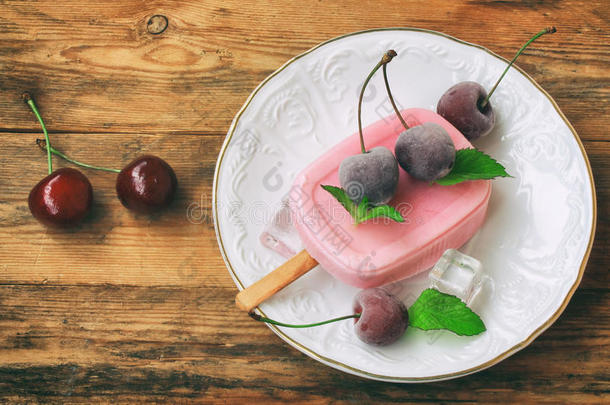 自家制的冰乳霜冰棒酸奶向粘贴和樱桃和薄荷