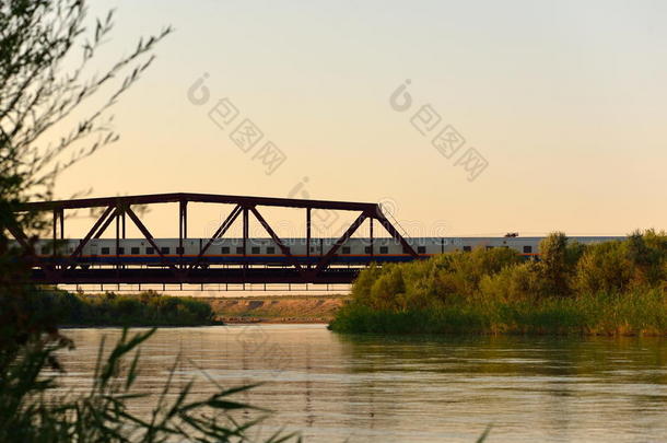 莱普西河和铁路桥和火车经过的在旁边
