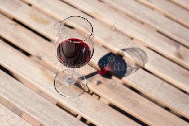 玻璃和红色的葡萄酒向一木制的t一ble