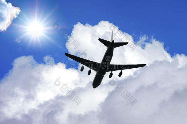 飞机轮廓采用深的蓝色天.飞机旅行作文