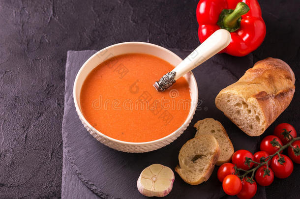 意大利人番茄汤西班牙凉菜和罗勒属植物,番茄es和法国长面包