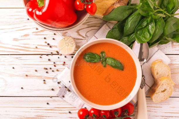 意大利人番茄汤西班牙凉菜和罗勒属植物,番茄es和法国长面包