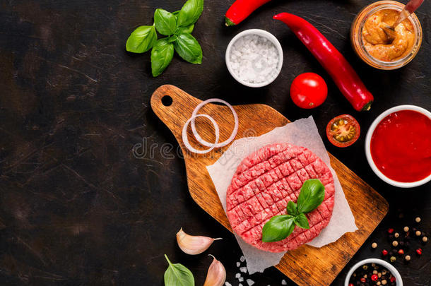 生的牛肉肉牛排肉片为汉堡包和香料和蔬菜
