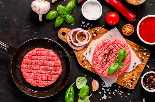 生的牛肉肉牛排肉片为汉堡包和香料和蔬菜