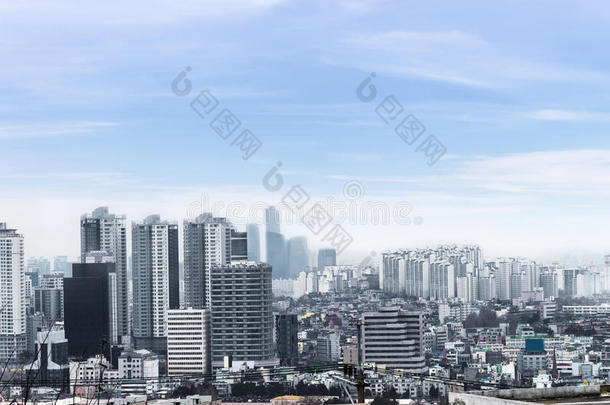 首尔城市景观,地平线,高的上升办公室建筑物和斯基斯克
