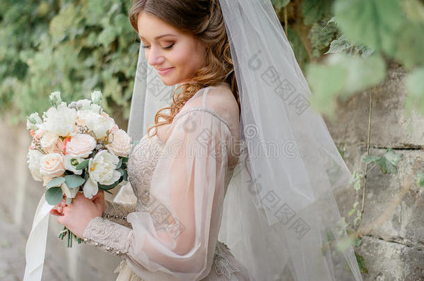 白色的面纱信封美丽的老的-式的新娘