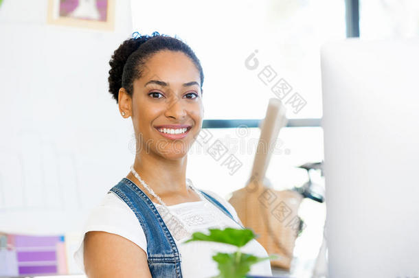 肖像关于微笑的非洲式发型-美国人关于fice工人采用关于ffice