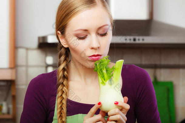 女人采用厨房保存生的茴香球茎蔬菜