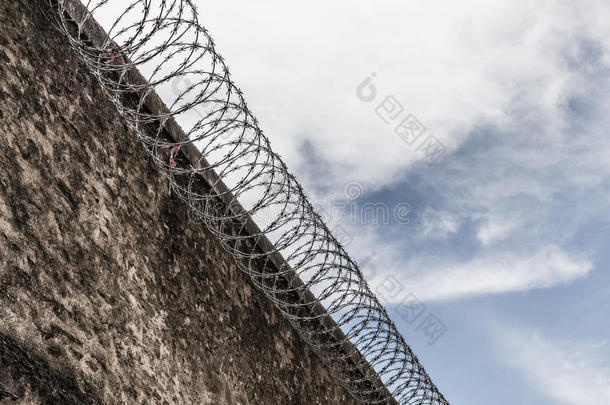 监狱墙和装有倒钩的金属丝