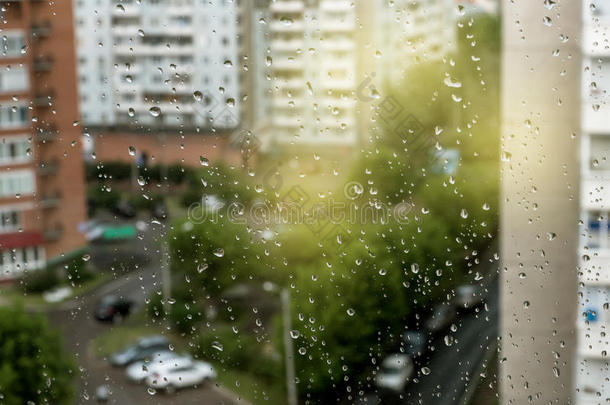 下雨的窗变模糊建筑物和cablerelaystations电缆继电器站下雨的天气