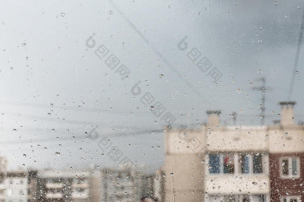 下雨的窗变模糊建筑物天和cablerelaystations电缆继电器站下雨的天气