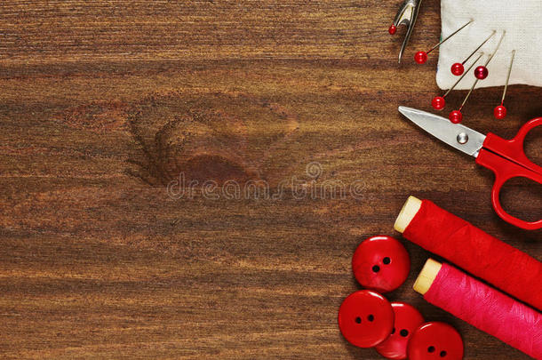 缝纫工具采用<strong>暮色</strong>关于红色的向木制的表
