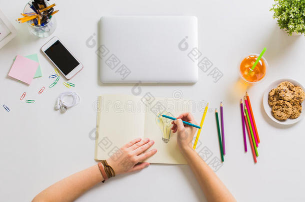 女人手绘画采用笔记簿在家办公室