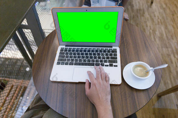 扬曼Yeoman的变体工作的和便携式电脑采用咖啡馆,便携式电脑和绿色的屏幕.