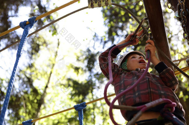 小孩攀登的采用粗绳公园