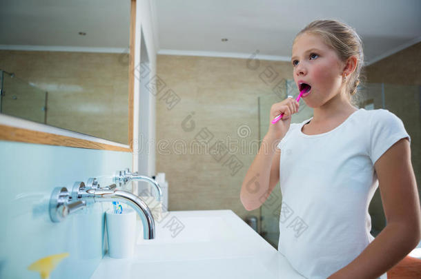 女孩<strong>疾驰</strong>的牙采用浴室