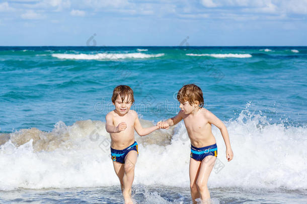 两个<strong>小孩</strong>男孩<strong>跑步</strong>向洋海滩采用弗罗里达州