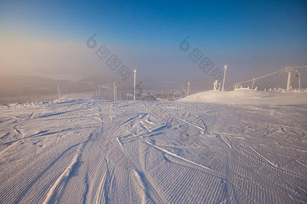 美丽的寒冷的山看法关于滑雪求助,和煦的：照到阳光的冬一天机智