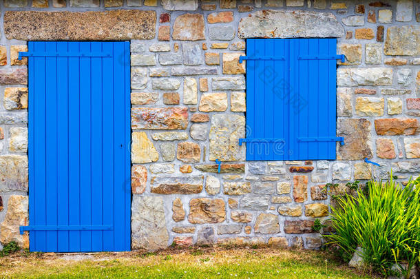 酿酒的蓝色门和窗向指已提到的人建筑物的正面关于一老的小屋standingorder经常订单