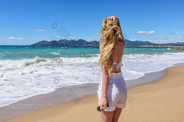 女孩在指已提到的人海滩采用<strong>戛纳</strong>,法国.美丽的海滨后座
