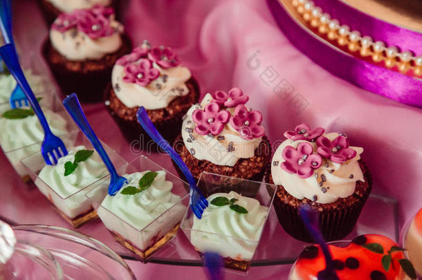 巧克力纸杯蛋糕装饰和紫罗兰花