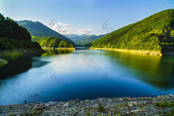 风景和湖沃伊纳,罗马尼亚向一夏d一y