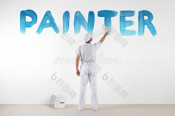 画家男人和颜料刷子绘画一蓝色颜料er文本