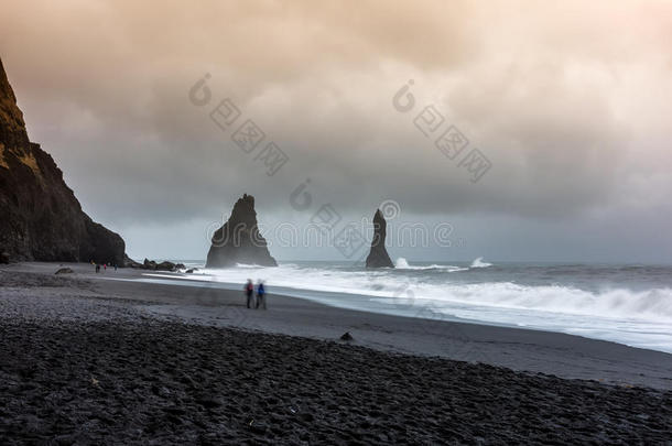 有暴风雨的天气在雷尼丝菲哈拉火山的海滩