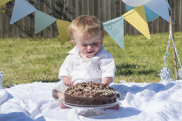 num.一年老的婴儿男孩巧克力蛋糕打碎