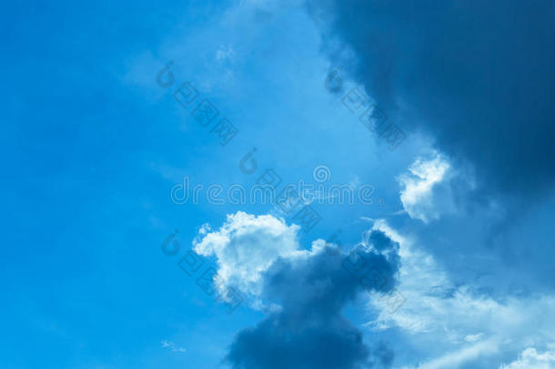 指已提到的人蓝色背景幕布有det.一些云.