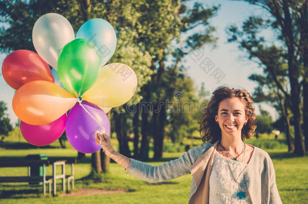 幸福的女孩和彩虹-有色的天空气球采用一p一rk.