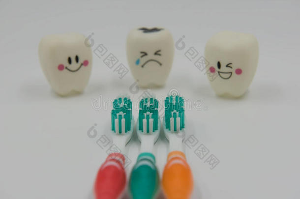 新的牙刷和模型漂亮的玩具牙采用牙医业向一白色的