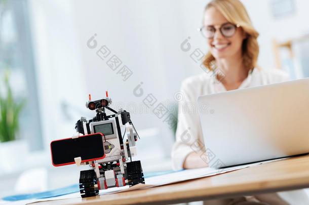 自己自动化的机器人的一份指已提到的人发明家在室内