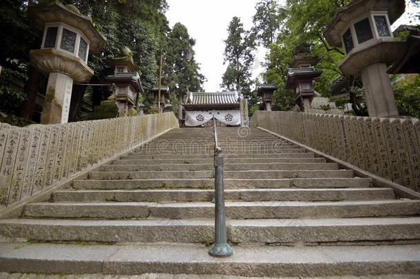 一日本的神道教圣地和花园灯笼