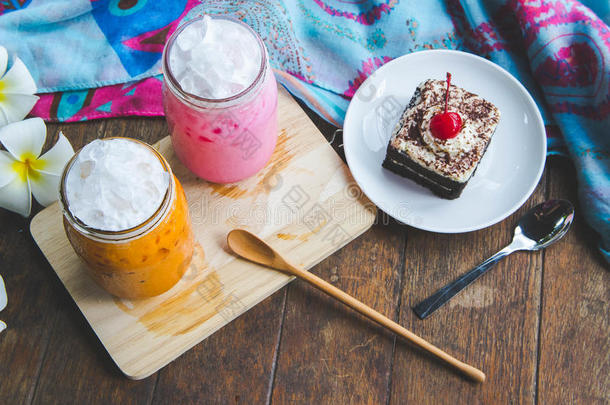 ThaiAirwaysInternational泰航国际茶水奶昔和粉红色的奶昔饮料和蛋糕浓情巧克力