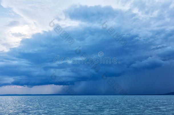 大的强大的暴风雨云越过特克湖巴拉顿湖关于匈牙利