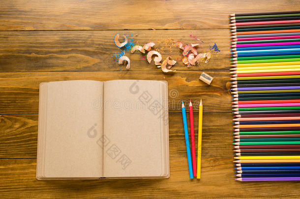 空的手艺笔记和用彩色蜡笔画向木材