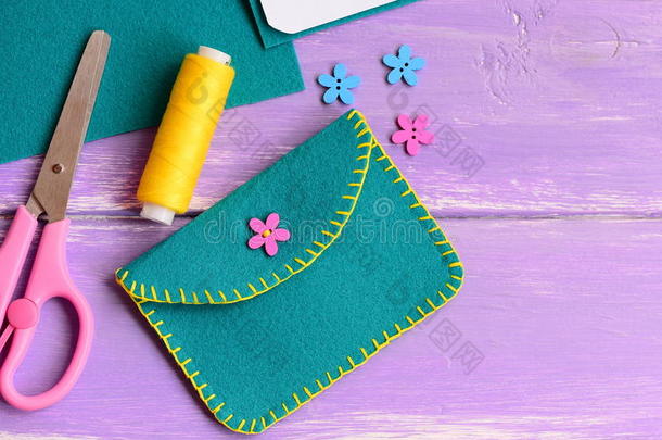 小的毛毡钱包和花木制的按钮.剪刀,线,flores花