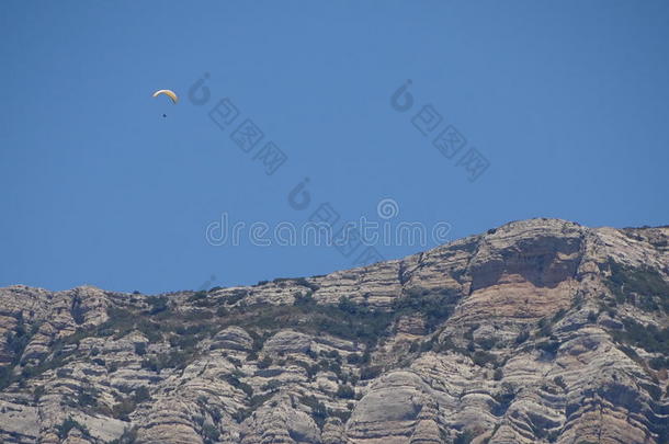 滑翔伞运动运动和蓝色天,冒险活动运动