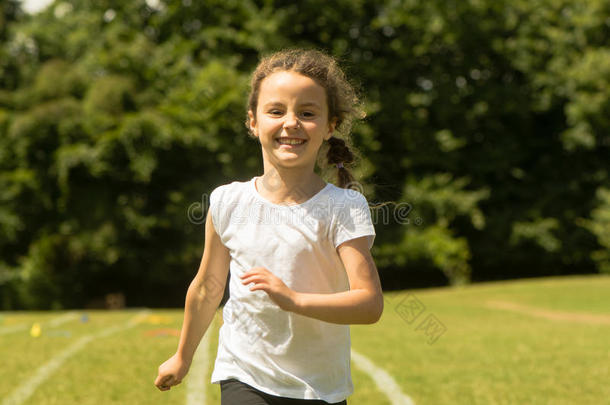 女孩跑步在学校有关运动的一天
